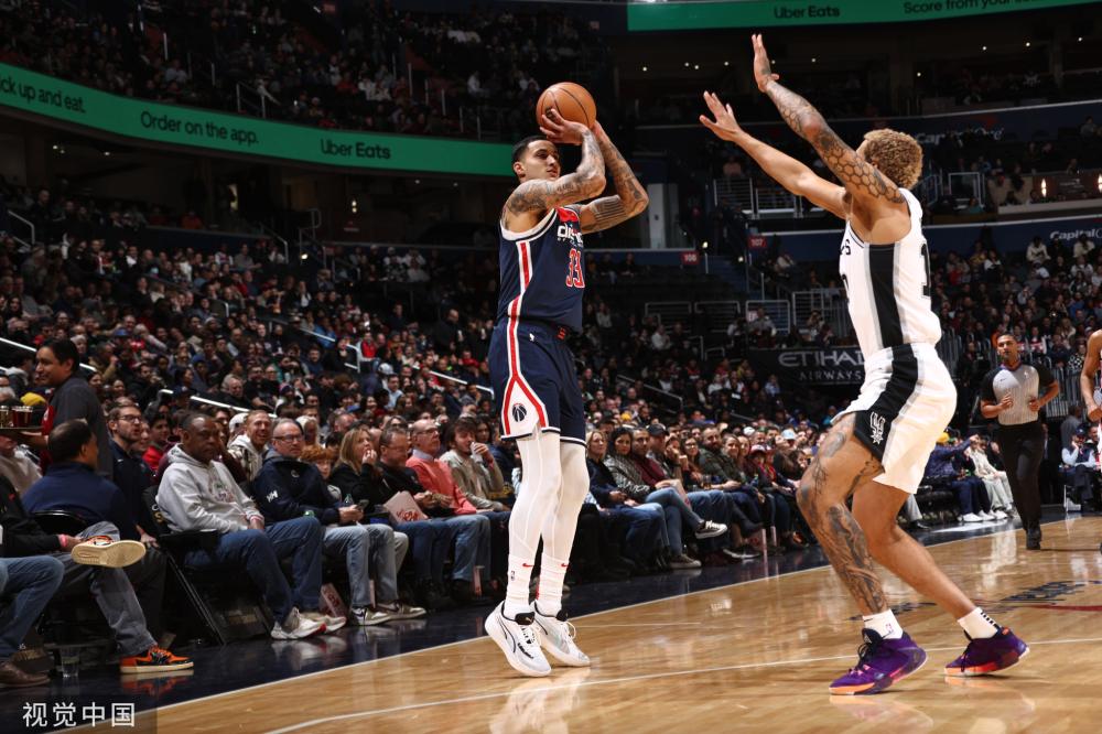 位球员在比 位球员在比